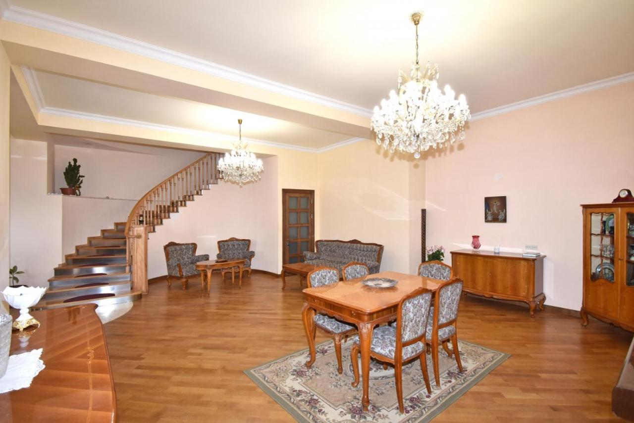 Homestay At City Center Yerevan Bagian luar foto