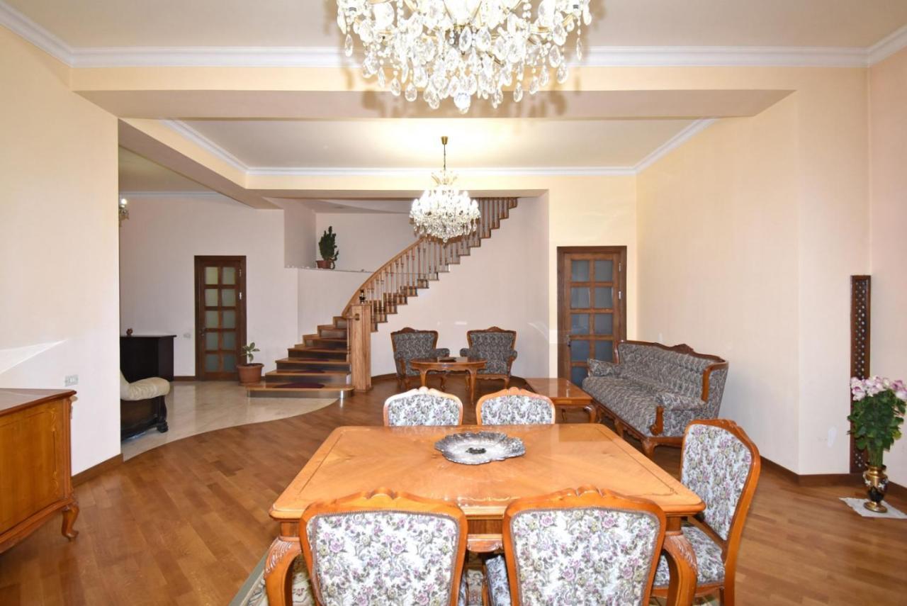 Homestay At City Center Yerevan Bagian luar foto