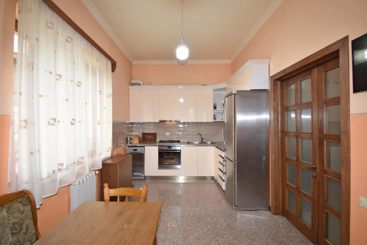 Homestay At City Center Yerevan Bagian luar foto