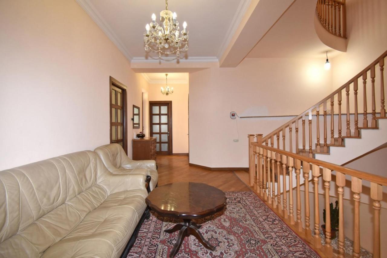 Homestay At City Center Yerevan Bagian luar foto